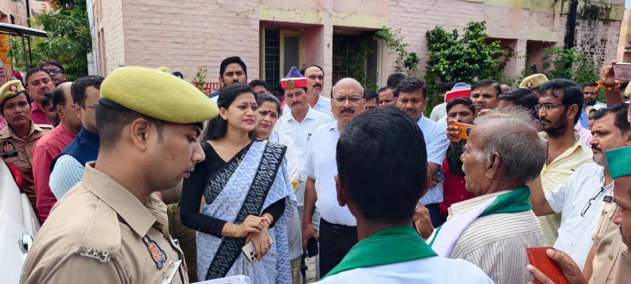 डीएम ने निरीक्षण कर जलभराव की स्थिति व प्रदान की जा रही स्वास्थ्य सेवाओं का लिया जायजा