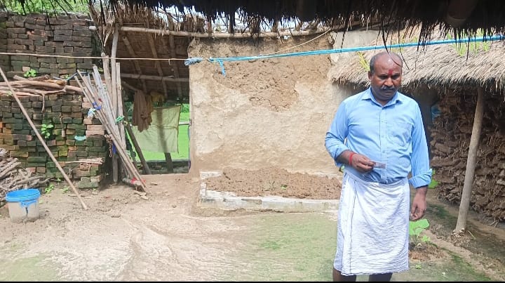 कच्चे मकान में रहने को विवश है गरीब युवक