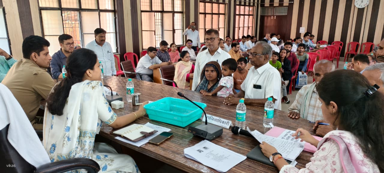 डीएम-एसपी ने तहसील सदर में सम्पूर्ण समाधान दिवस में फरियादियों की सुनी समस्याएं