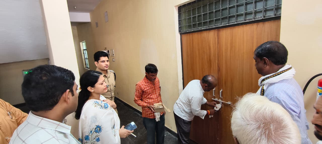 डीएम ने राजनैतिक दलों के प्रतिनिधियों के साथ ईवीएम/वीवीपैट वेयर हाउस का किया निरीक्षण