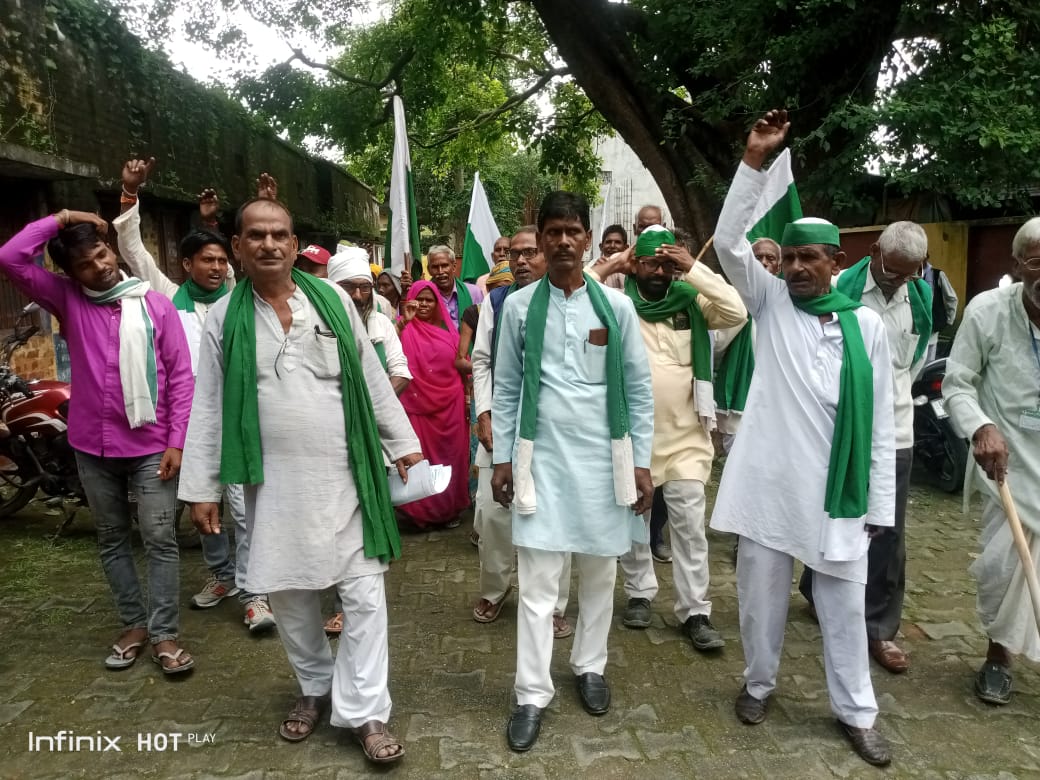 क्षेत्र की समस्याओं को लेकर किसान नेताओं ने एसडीएम को सौंपा ज्ञापन