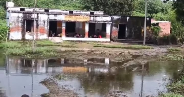 प्राथमिक विद्यालय मे कीचड़ व पानी से बच्चों को हो रही भारी परेशानी