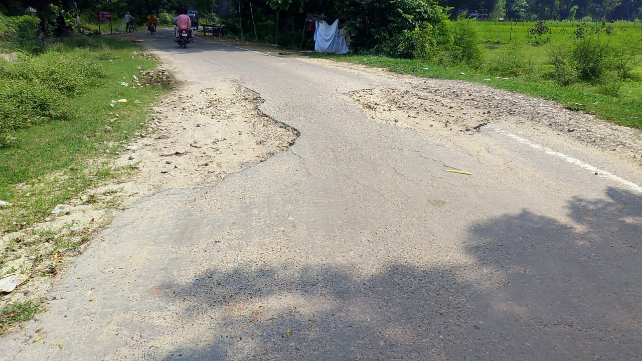 सड़क की हालत खस्ताहाल,राहगीर परेशान