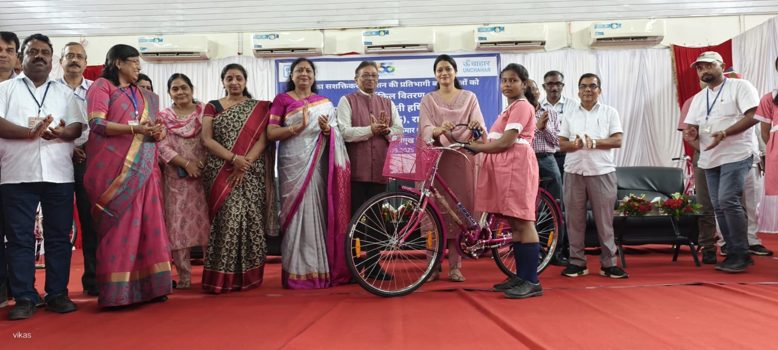 जिलाधिकारी ने बालिका सशक्तिकरण मिशन के तहत 120 प्रतिभागी बालिकाओं को साईकिल का किया वितरण