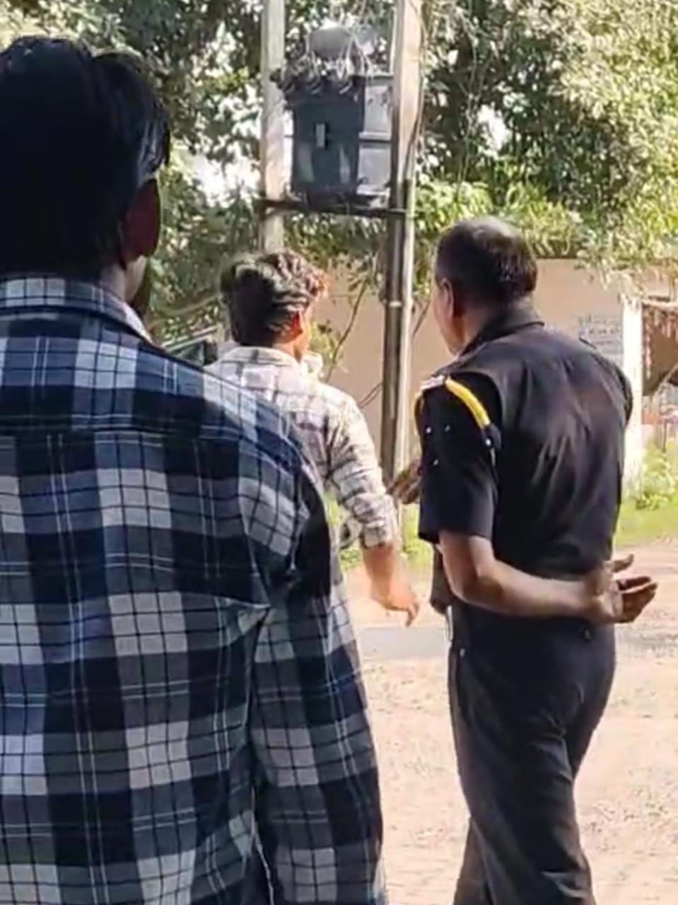 लड़की से अश्लील बात करने का आरोप