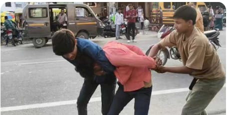 रिक्शा चालक के साथ दबंगों ने की चौराहे पर सरेआम मारपीट, विडियो वायरल