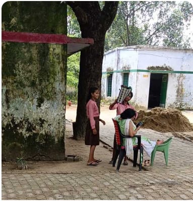 रायबरेली में छात्रों से पंखा हिलवाकर विद्यालय में आराम फरमाती नजर आई प्रधानाध्यापिका सोशल मीडिया पर वायरल