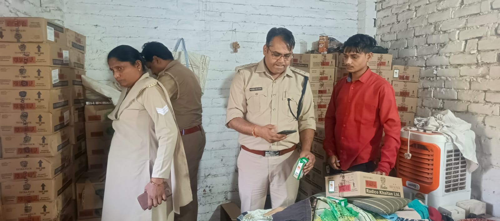 दीपावली पर्व को लेकर अंग्रेजी व देशी की दुकानों पर आबकारी की टीम ने की छापेमारी