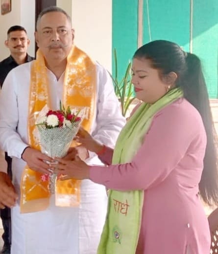 पूर्व मंत्री विश्वेन्द्र सिंह से मिलीं डीग जिला महिला कांग्रेस अध्यक्ष श्वेता यादव