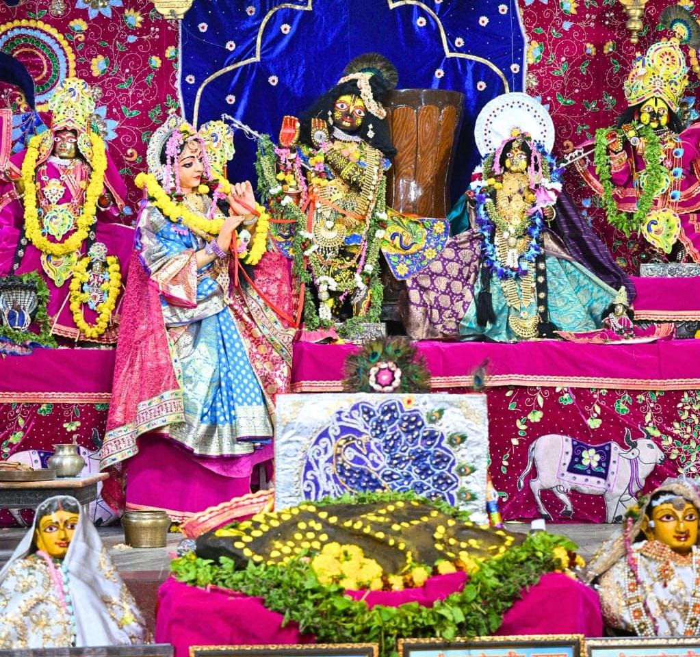 यशोदा मैया ने ओखली बांधे राधा दामोदर लाल, भक्तों ने किए दर्शन