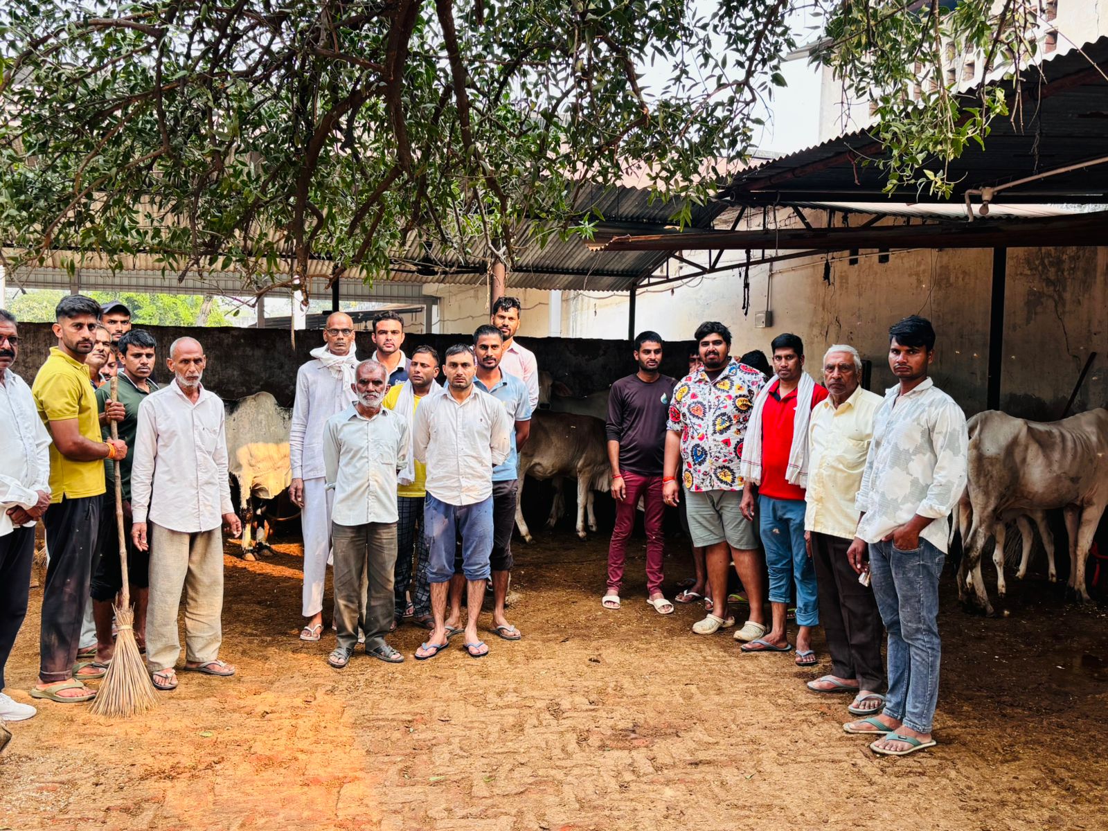 गोवर्धन पर्व पर श्री कृष्ण गौशाला कनीना में आर्य सत्संग मंडल सेहलंग ने किया श्रमदान
