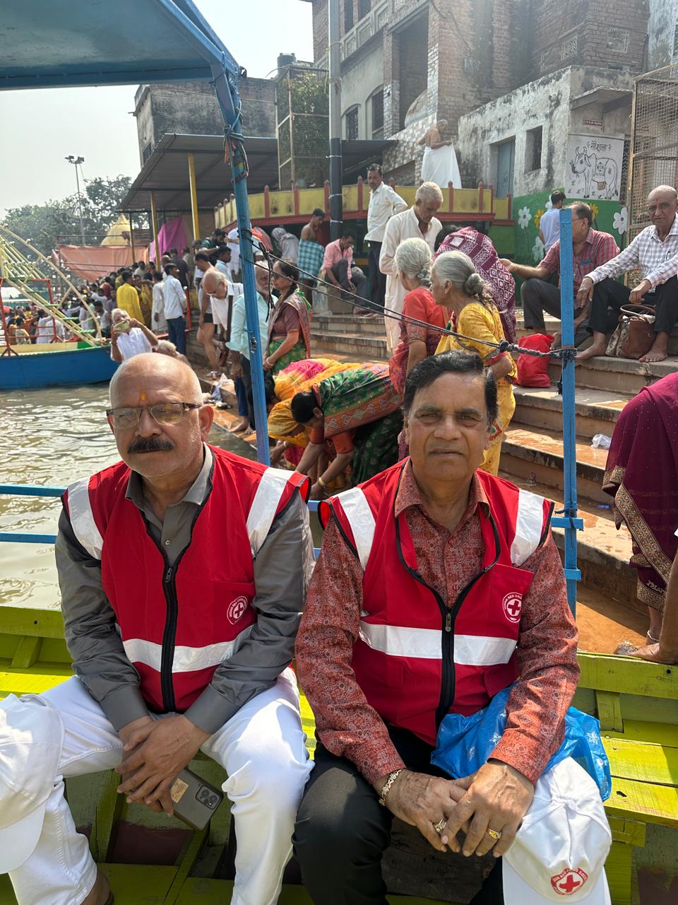 यम द्वितीया पर यमुना घाटों पर श्रद्धालुओं की मदद के लिए रेड क्रॉस का सेवा शिविर
