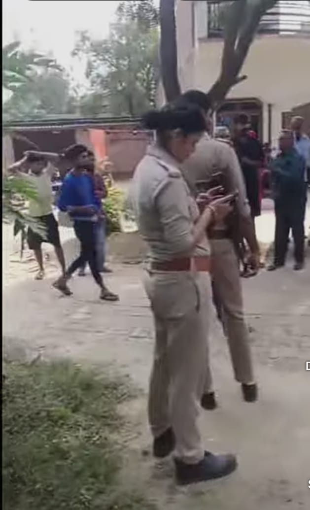 संदिग्ध परिस्थितियों में विवाहिता का घर के अन्दर कमरे में मिला शव पुलिस कर रही जांचसंदिग्ध परिस्थितियों में विवाहिता का घर के अन्दर कमरे में मिला शव पुलिस कर रही जांच