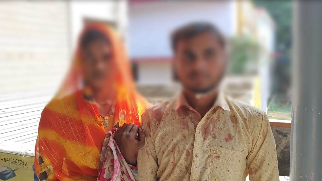 अरखा गांव में युवती के परिवार वालों ने प्रेमी और प्रेमिका को पीटाअरखा गांव में युवती के परिवार वालों ने प्रेमी और प्रेमिका को पीटाअरखा गांव में युवती के परिवार वालों ने प्रेमी और प्रेमिका को पीटा