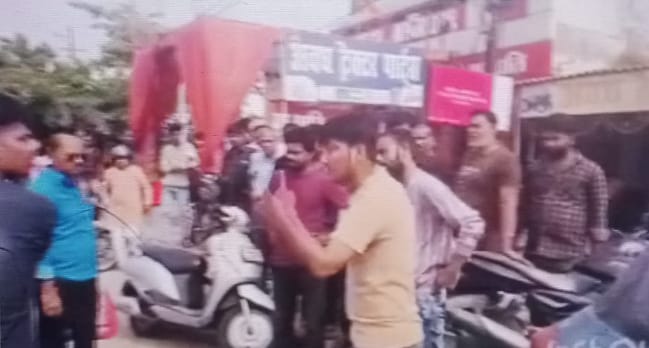 दबंगों ने सिविल लाइन चौराहे पर एक युवक को पीटकर किया गम्भीर रूप से घायल मौके पर पहुंची पुलिस
