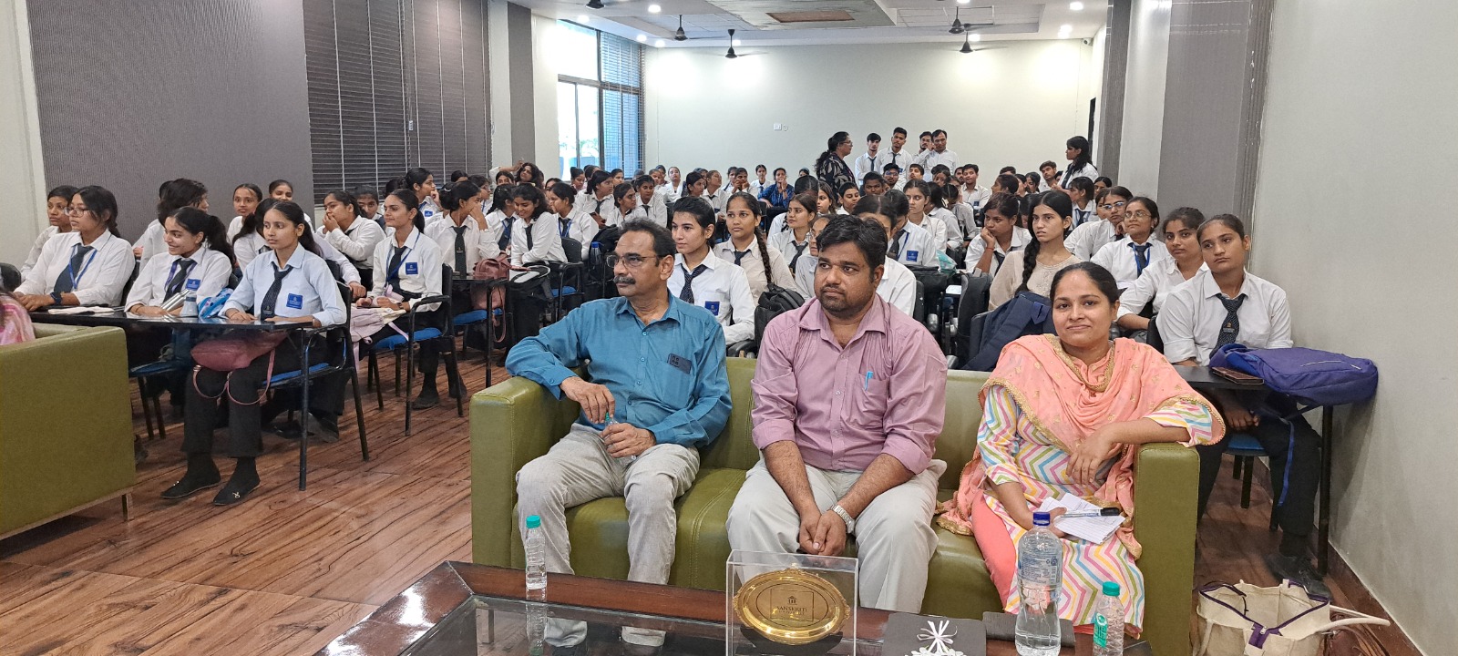 चित्र परिचयः संस्कृति विवि के जी ब्लाक स्थित सभागार में विशेषज्ञ वक्ता को सुनते संस्कृति विवि की छात्राएं और शिक्षक ।