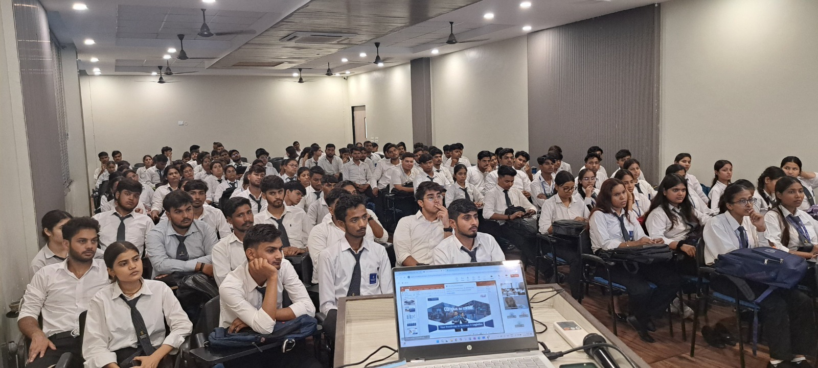 संस्कृति विवि में वक्ताओं ने बताई कैंपस से करियर की राह