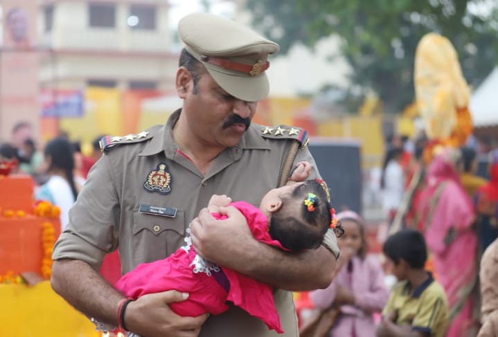 गोमती नदी पर उत्तर प्रदेश पुलिस का दिखाई दिया दया भाव व्रती मां का गोंद में रो रहा बच्चे को लिया गोंद में