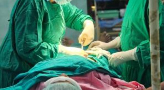 प्रेमी के साथ रह रही महिला की प्रसव के दौरान मौत, पति ने कराई शिकायत दर्ज