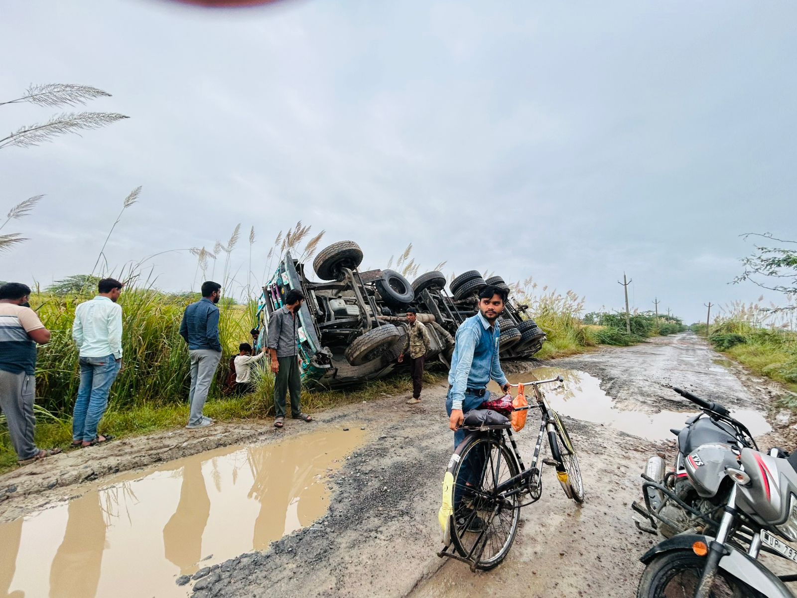 पाता हरचंदपुर मार्ग नहर पुल के पास ट्रक पलटने से बिजली व्यवस्था ठप, चालक, परिचलक बाल बाल बचे