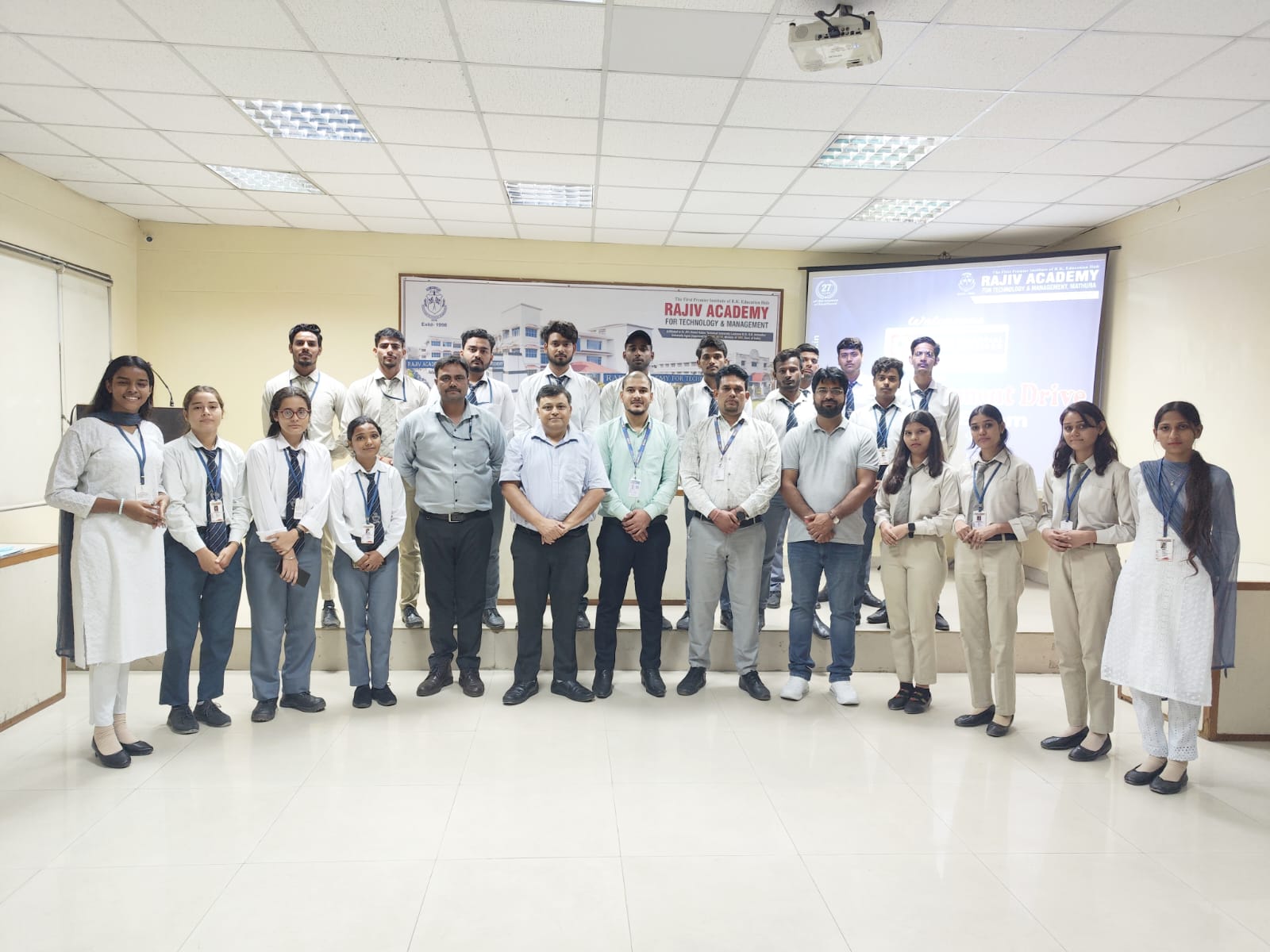 राजीव एकेडमी के मेधावी छात्र-छात्राओं ने भरी उड़ान