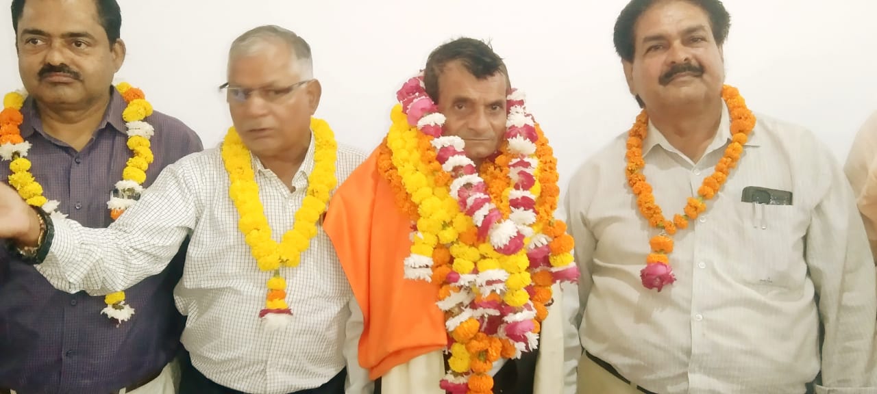 धूमधाम से हुआ वर्क एजेंट नाथू राम दुबे का सेवानिवृत विदाई समारोह