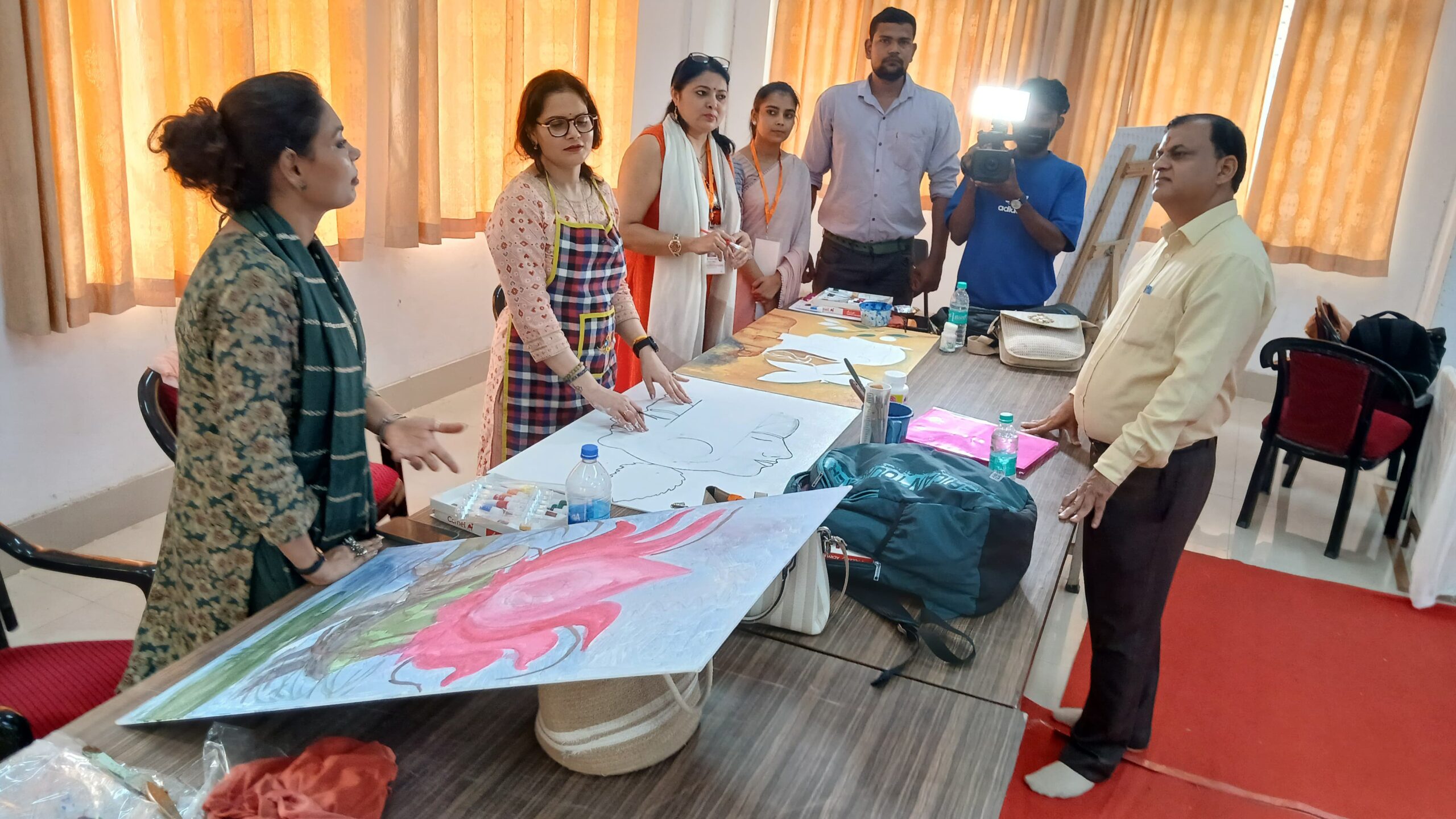 कृष्ण लीलाओं के चित्र उकेरने देश भर से पहुंचे चित्रकार