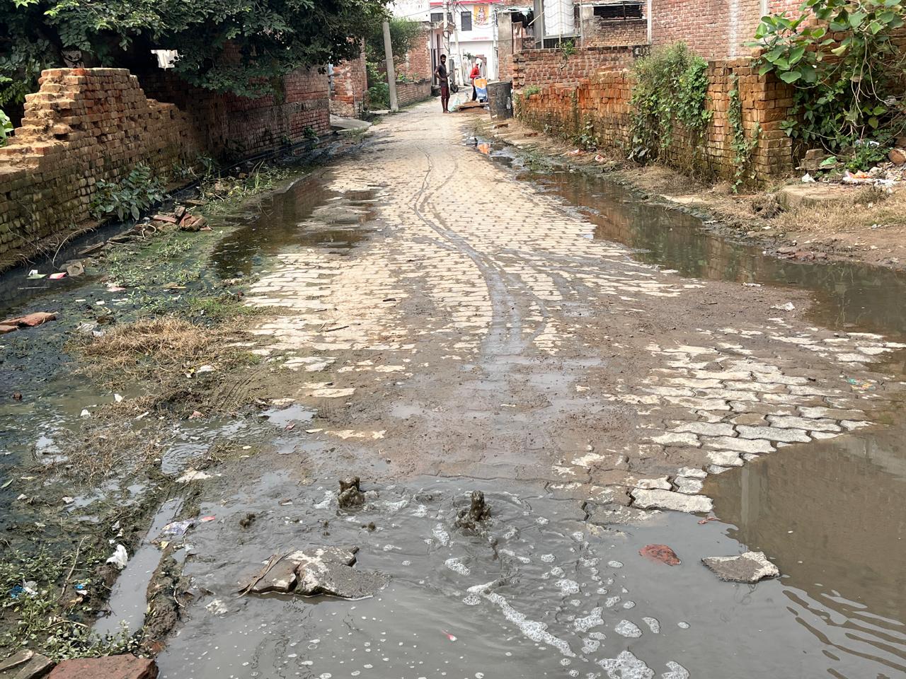 आज़ाद नगर में क्षतिग्रस्त जल निगम पाइप लाइन से जलभराव, राहगीर परेशान