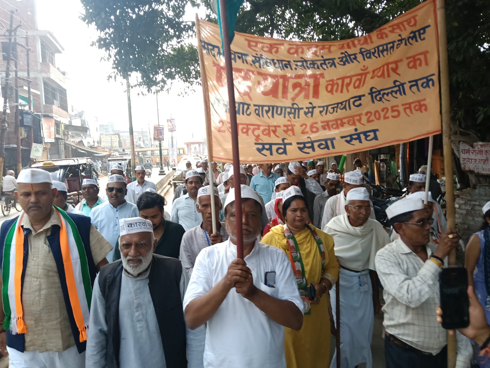 शहर भर में पद संचलन कर गांधी के आदर्शों पर चलने की की अपील