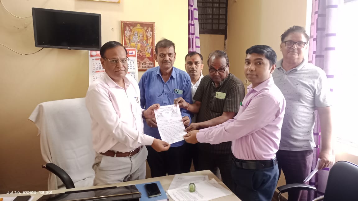 माध्यमिक शिक्षक संघ प्रतिनिधिमंडल समस्याओं को लेकर जिला विद्यालय निरीक्षक से मिला