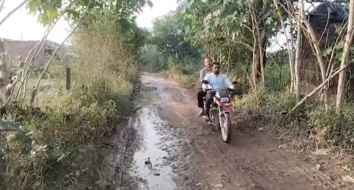 दशकों से मरम्मत की राह देख रही अजुआपुर मार्ग