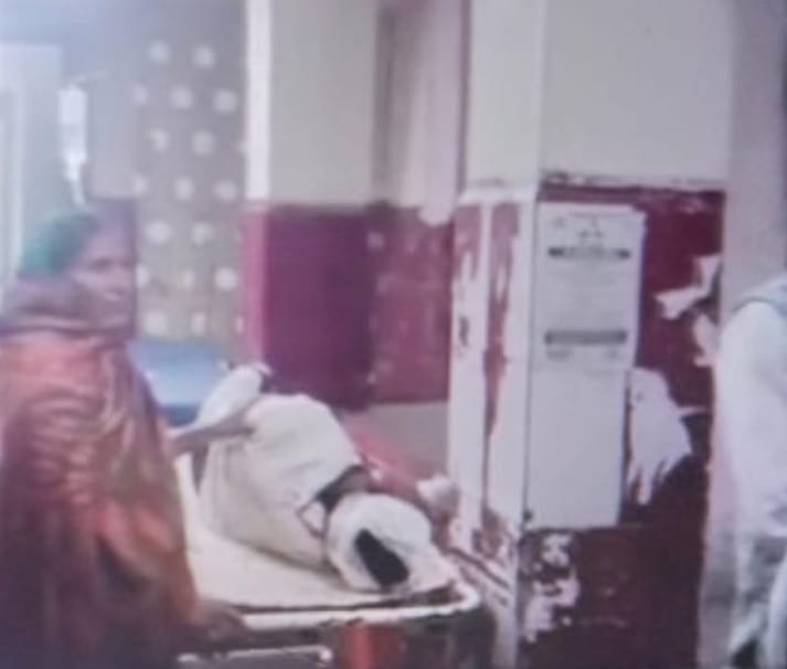 खम्भे से टकराया बाइक सवार सीएचसी से जिला अस्पताल रेफर