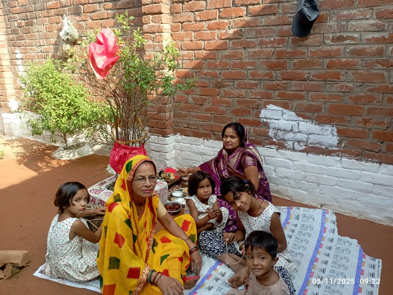 गुरु पूर्णिमा पर माता-बहनों ने धूमधाम से की तुलसी विवाह, देश में खुशहाली की कामना