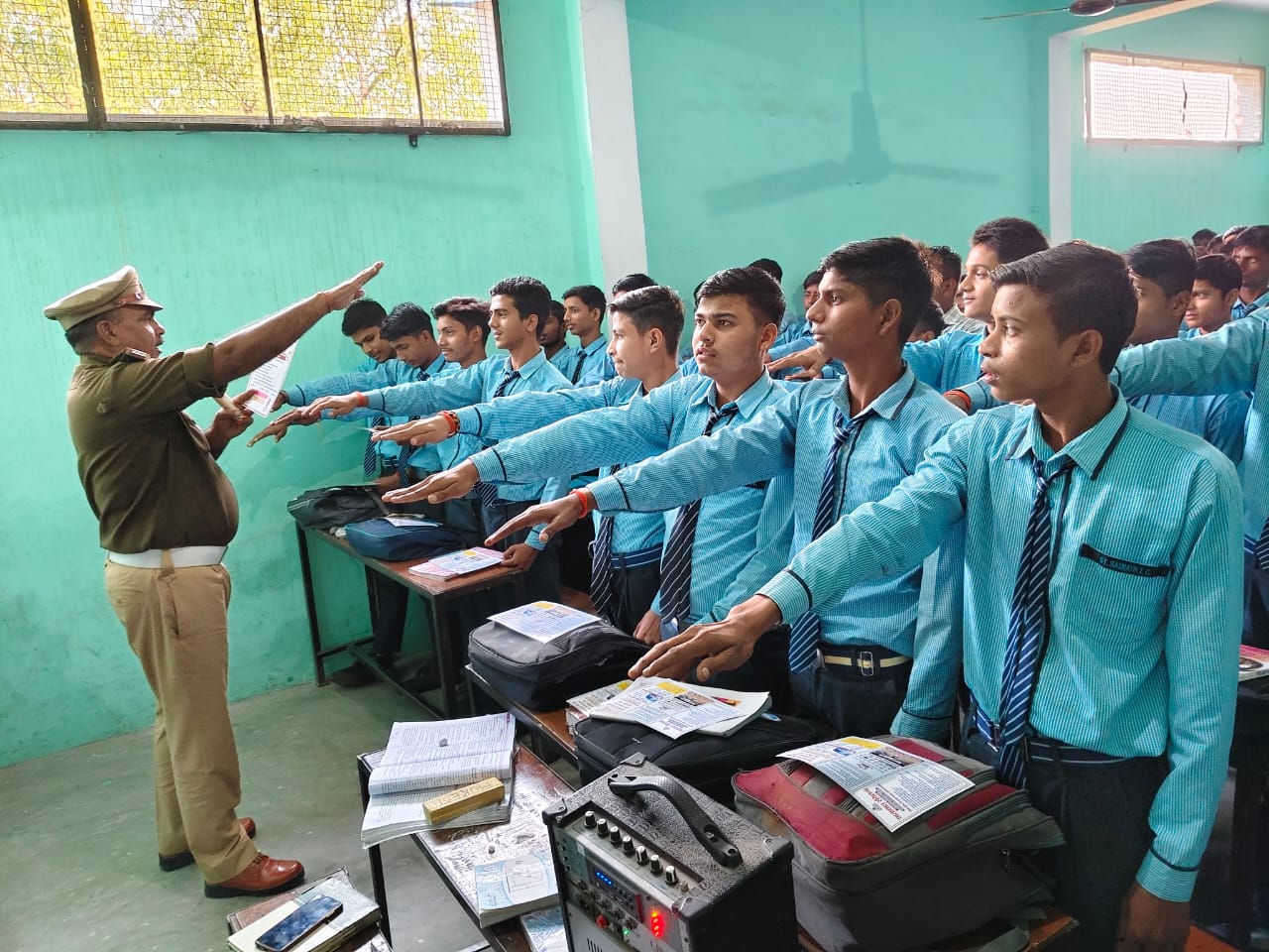 यातायात पुलिस द्वारा चलाये गये सड़क सुरक्षा माह में स्कूली बच्चों को बताये यातायात नियम