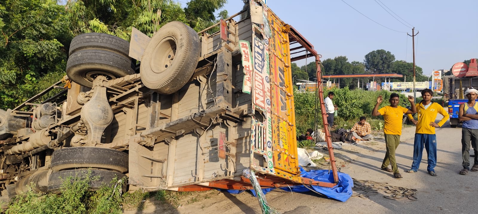 ओवरटेक में बिगड़ा संतुलन,खड्ड में पलटी डीसीएम दो घायल