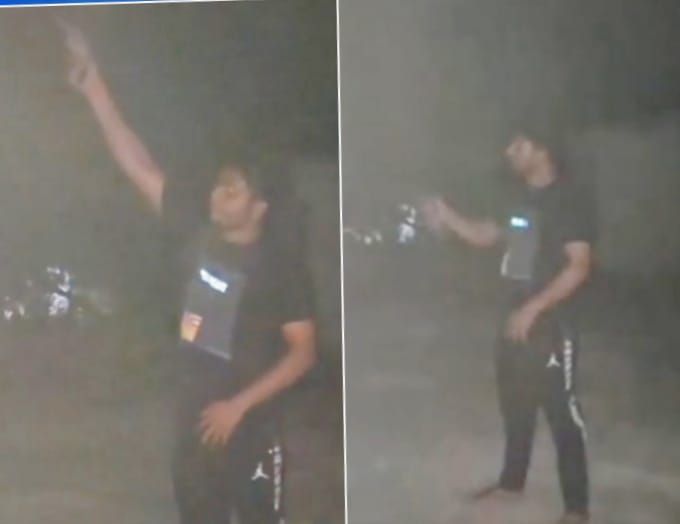 रात के अँधेरे में युवक का अबैध तमंचे से फायरिंग का वीडिओ वायरल, अछल्दा थाना का मामला