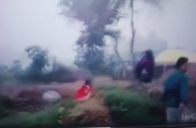 दबंगों को नहीं है डर, घूरा डालनें के विवाद में लाठी डंडों और कुल्हाड़ी से हमलें का वीडियो सोशल मीडिया पर वायरल