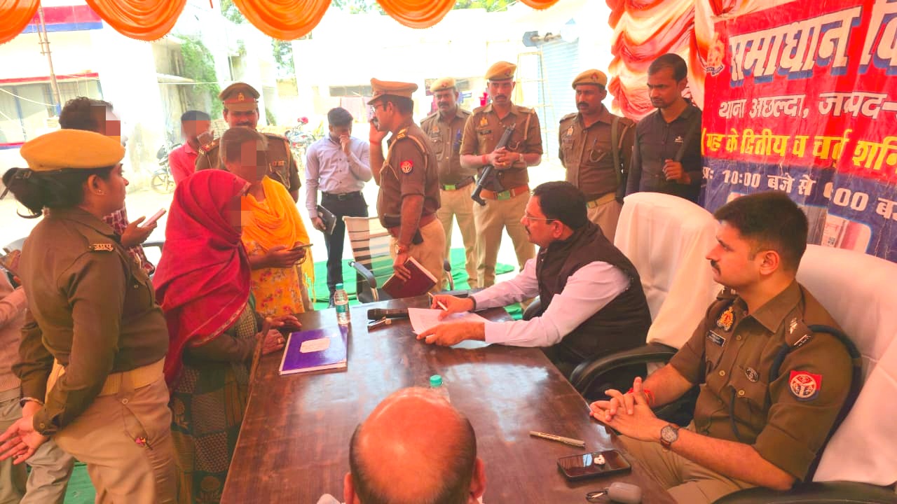 जिलाधिकारी व पुलिस अधीक्षक ने अछल्दा के घसारा पंचायत में लगाई सायबर सुरक्षा चौपाल