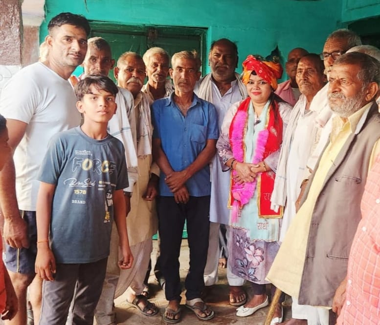 डीग के अज़ान गांव में महिला कांग्रेस जिला अध्यक्ष श्वेता यादव की अध्यक्षता में बैठक