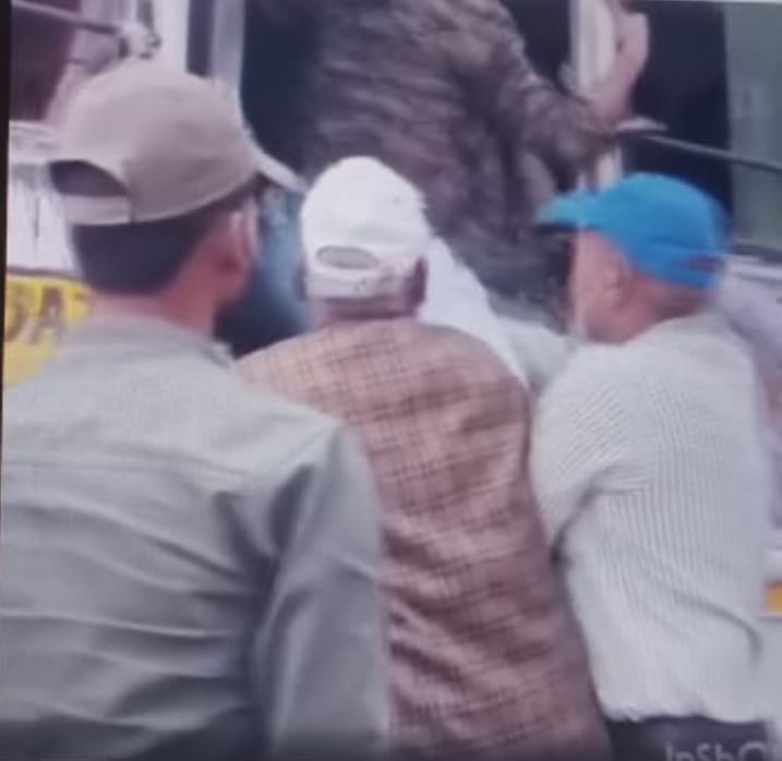 बस कन्डेक्टर का रुपए भरा बैग लेकर भागा चोर स्थानीय लोगों ने पकड़ा किया पुलिस के हवाले