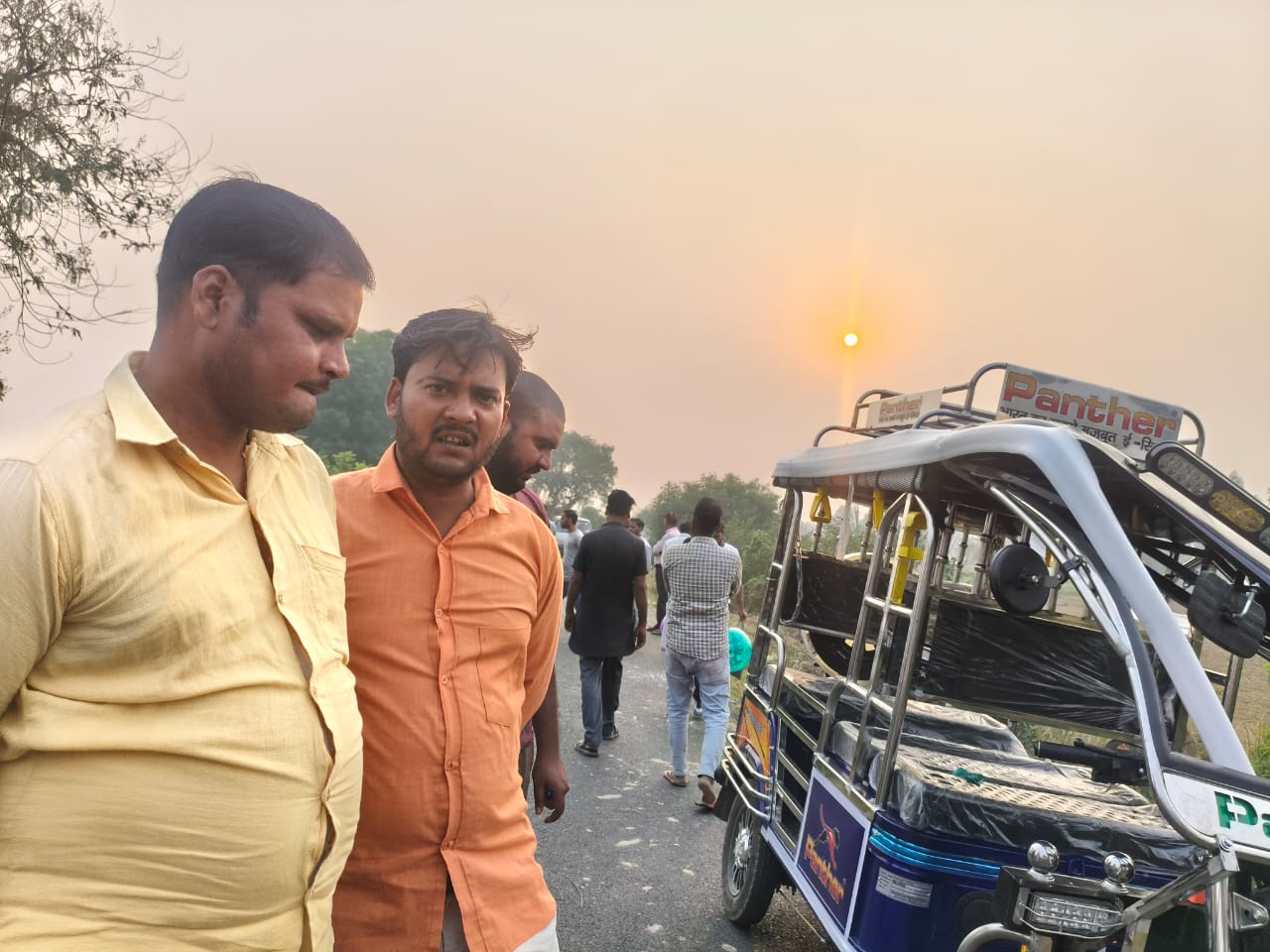 अनियंत्रित होकर पलटा ई-रिक्शा, एक गंभीर रूप से घायल, सैफई रेफर