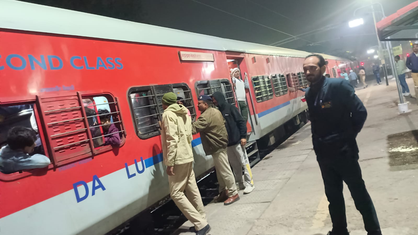 बम की अफवाह को लेकर ट्रेन रोककर की चेकिंग