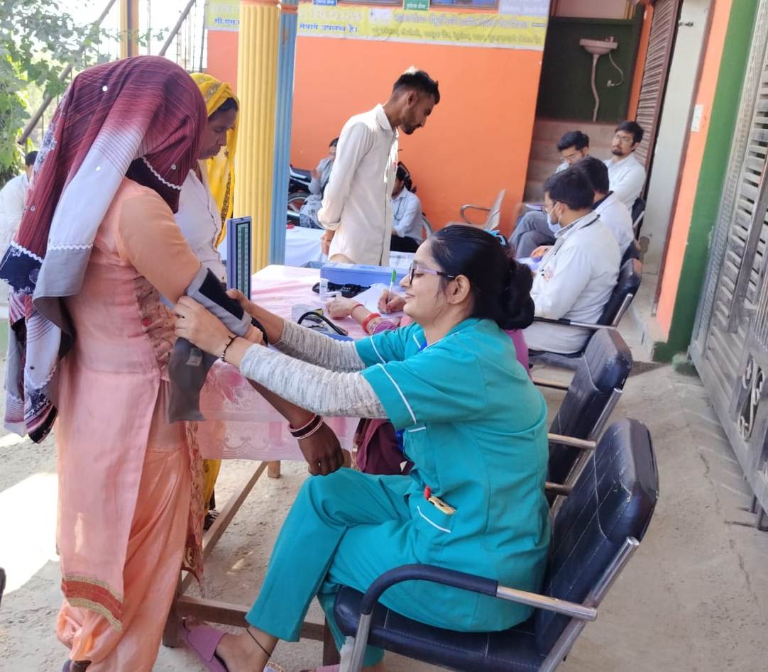 शिवाल के ग्रामीणों ने उठाया चिकित्सा शिविर का लाभजी.एल. बजाज और के.डी. हॉस्पिटल की पहल से ग्रामीण खुश