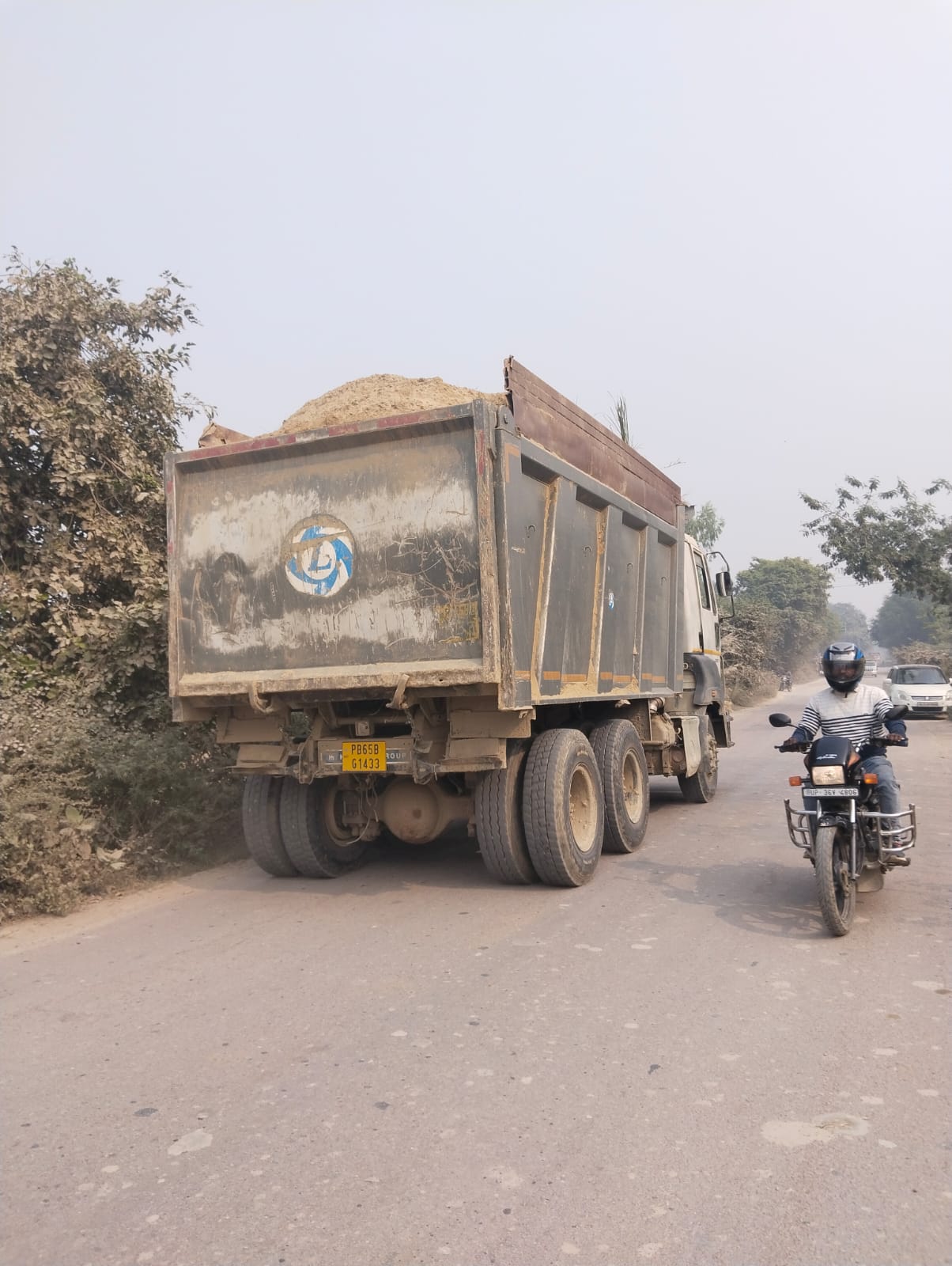ओवरलोड वाहन ऊंचाहार क्षेत्र में सरेआम भर रहे फर्राटा