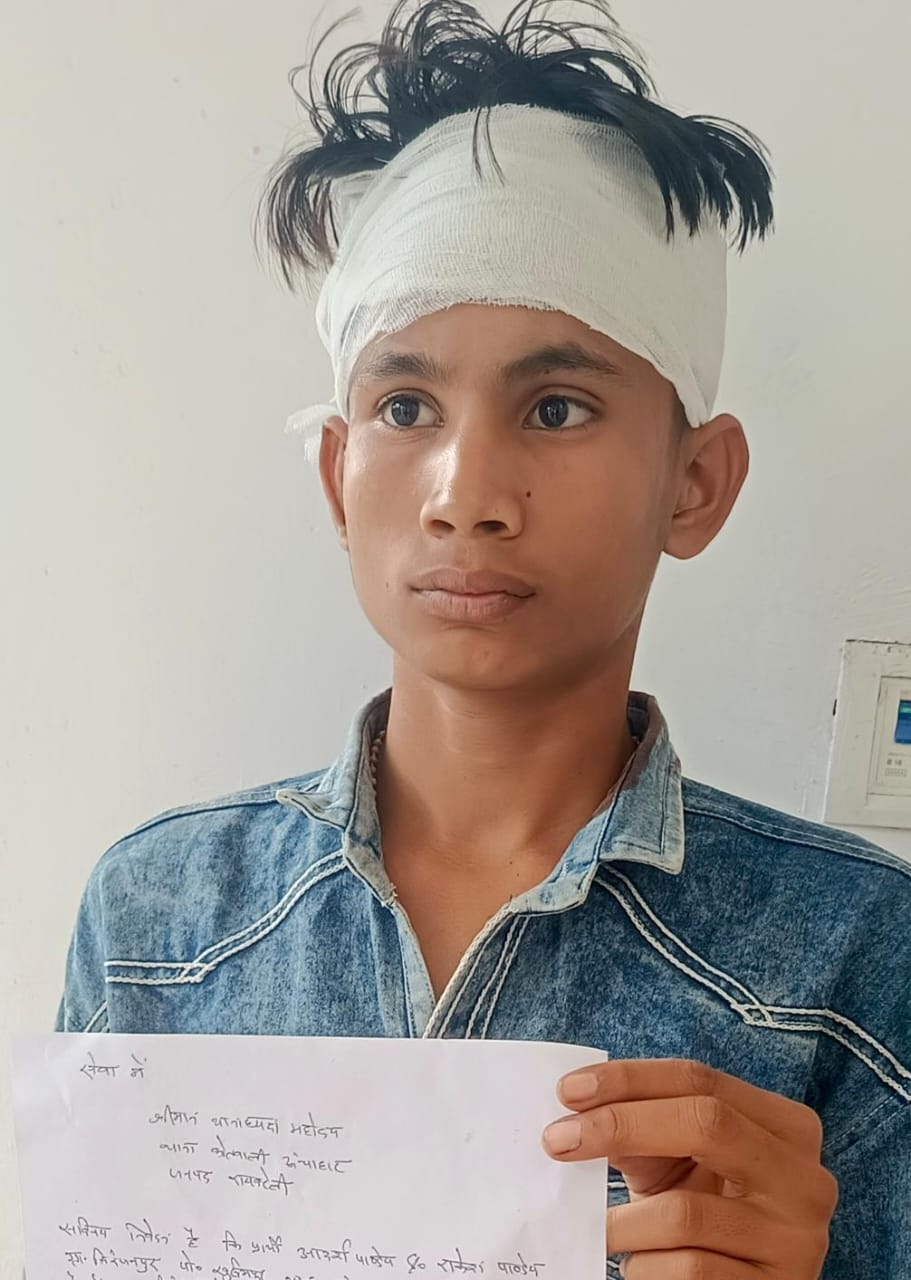 पीड़ित छात्र‌ ने परिवार के साथ कोतवाली में तीन के नाम दिया शिकायती पत्र