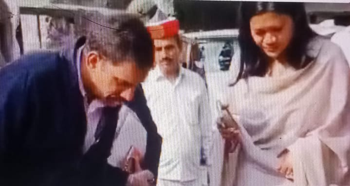 धान क्रय केंद्र का किया निरीक्षण कर जिला अधिकारी ने अधिक खरीद के दिए निर्देश