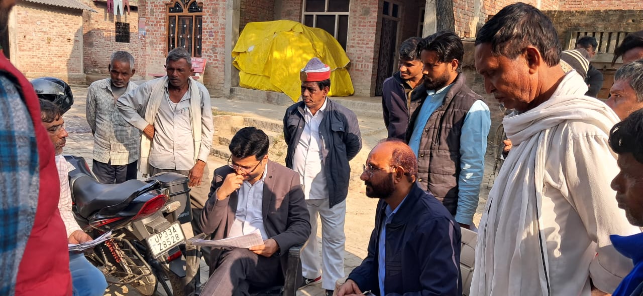 रोहनिया ब्लॉक में एसआईआर के चल रहे कार्यक्रम का एसडीम ने किया औचक निरीक्षण