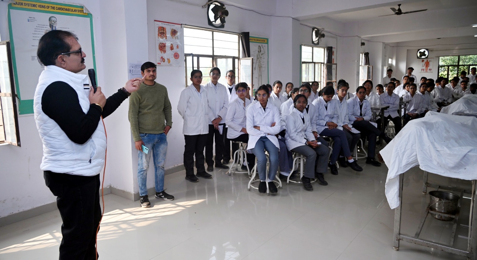 केएम विश्वविद्यालय के एमबीबीएस 2025 बैच के छात्र-छात्राओं ने ज्वाइंन की पहली क्लास, ली शव की शपथ