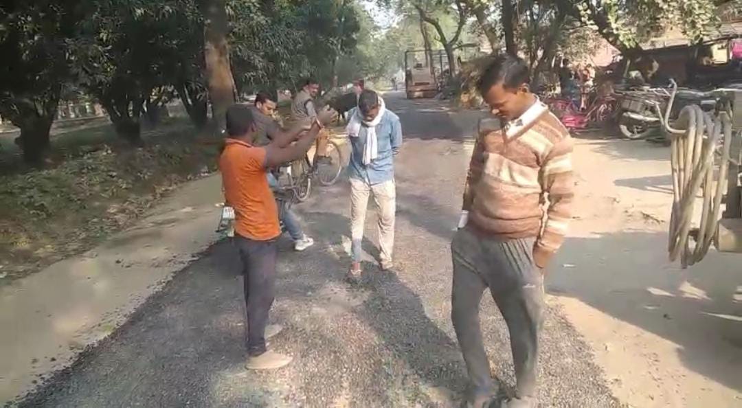 उमरन में नवनिर्मित सड़क में अनियमितता आई सामने, ग्रामीणों में कड़ी नाराजगी, भ्रष्टाचार का आरोप