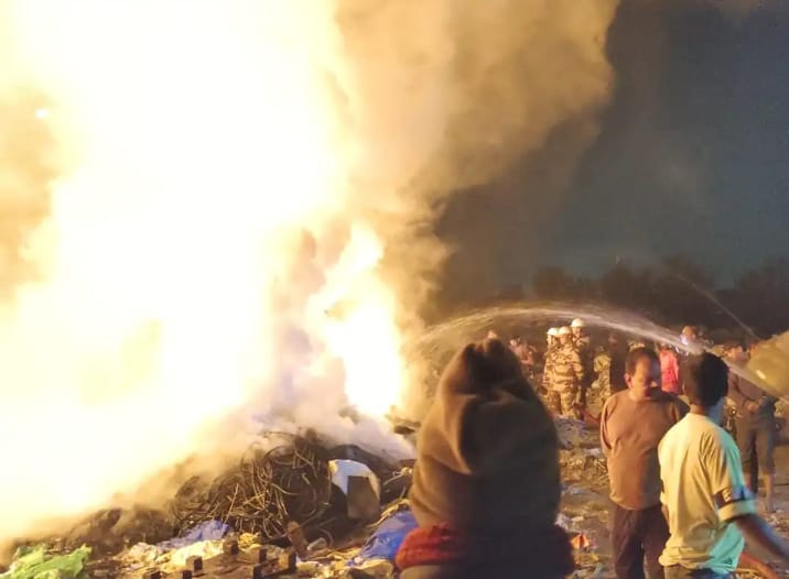 आतिशबाजी की चिंगारी से स्क्रैप गोदाम में लगी भीषण आग